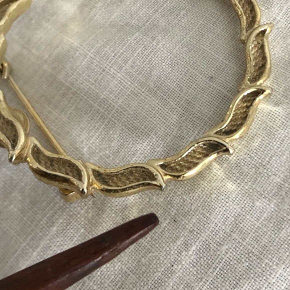 Vtg Gerry’s Leaf Wreath Shaped Brooch Pair - Picture 9 of 14